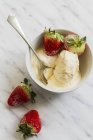 Gelato alla vaniglia con fragole fresche — Foto stock