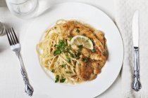 Hühnerpicatta mit Linguine Pasta — Stockfoto