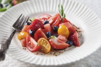 Salat mit Tomaten, Erdbeeren, Blaubeeren und Wassermelone — Stockfoto