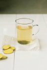 Tè allo zenzero in tazza di vetro — Foto stock