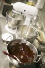 Vista close-up de molho de chocolate em tigela de mistura de metal — Fotografia de Stock