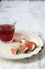 Glass of red wine and fresh figs — Stock Photo