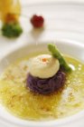 Фіолетова картопляна тріска на білій тарілці — стокове фото