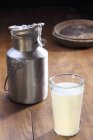 Склянка молока з молочною черепашкою — стокове фото