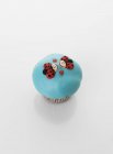 Cupcake mit Marienkäferfiguren verziert — Stockfoto