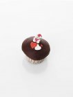 Cupcake décoré avec ours en peluche et coeurs — Photo de stock
