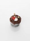 Cupcake dekoriert mit Schokoladencreme und Herzen — Stockfoto