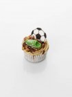 Cupcake décoré de motifs de football — Photo de stock
