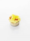Cupcake dekoriert mit Bonbon und Herzen — Stockfoto