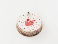 Gâteau de mariage décoré avec des cœurs — Photo de stock