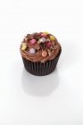 Cupcake decorado con frijoles de chocolate - foto de stock