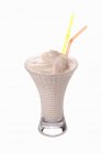 Milkshake crème avec deux pailles — Photo de stock