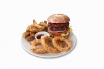 Hamburger con anelli di cipolla — Foto stock