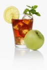 Холодный чай с яблоками и мятой — стоковое фото