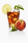 Холодный чай с персиком и мятой — стоковое фото