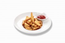 Batatas fritas com ketchup no prato — Fotografia de Stock
