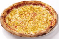 Пицца с кукурузой и сыром — стоковое фото