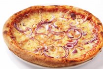 Луковая и сырная пицца — стоковое фото