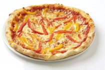 Pizza Margherita con pimientos - foto de stock