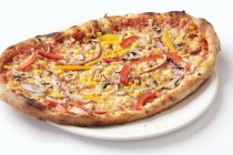 Pizza de pimienta y cebolla - foto de stock