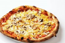 Pizza mit Ananas und Pilzen — Stockfoto