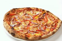 Пицца с луком и колбасой — стоковое фото
