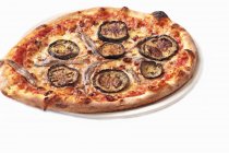 Auberginen und Sardellen-Pizza — Stockfoto