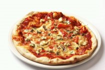 Alcaparras y pizza de queso azul - foto de stock