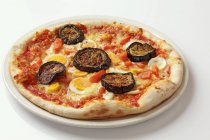 Grilled aubergine and egg pizza — Stock Photo