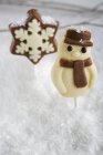 Vista de primer plano de mazapán muñeco de nieve y estrella de chocolate - foto de stock