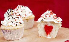 Heart-shaped filled cupcakes — Stock Photo