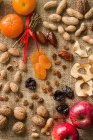 Вид зверху з горіхів і сушених фруктів на мішку — стокове фото