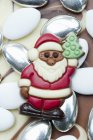 Nahaufnahme von Schokolade-Weihnachtsmann auf gezuckerten Mandeln — Stockfoto