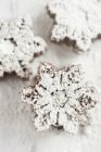 Mini snowflake-shaped chocolate cakes — Stock Photo