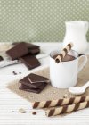 Heiße Schokolade serviert mit Waffelzigarren — Stockfoto