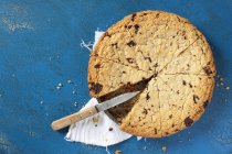 Chocolate chip cookie cake — Stock Photo