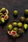 Figues fraîches dans des assiettes — Photo de stock