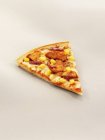 Rebanada de pizza con pollo a la plancha - foto de stock