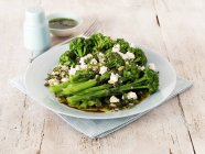 Insalata di broccoli con formaggio feta — Foto stock