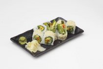 Maki sushi à l'avocat et aux légumes — Photo de stock