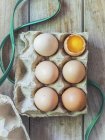 Свіжі органічні яйця в коробці — стокове фото