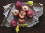 Червоні яблука на папері — стокове фото