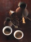 Турецкий кофе в чашках и мокко-бобах — стоковое фото