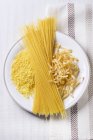 Verschiedene Arten roher Pasta — Stockfoto