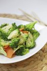 Salade de brocoli sur assiette — Photo de stock