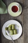 Vue de dessus de pistache baklava et thé — Photo de stock