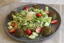 Bulgur salad with falafel — Stock Photo