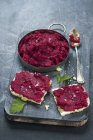 Beetroot spread on rice crackers — Stock Photo