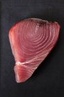 Свежий стейк из тунца — стоковое фото