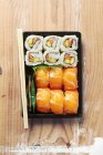 Sushi de Maki e nigiri com salmão — Fotografia de Stock